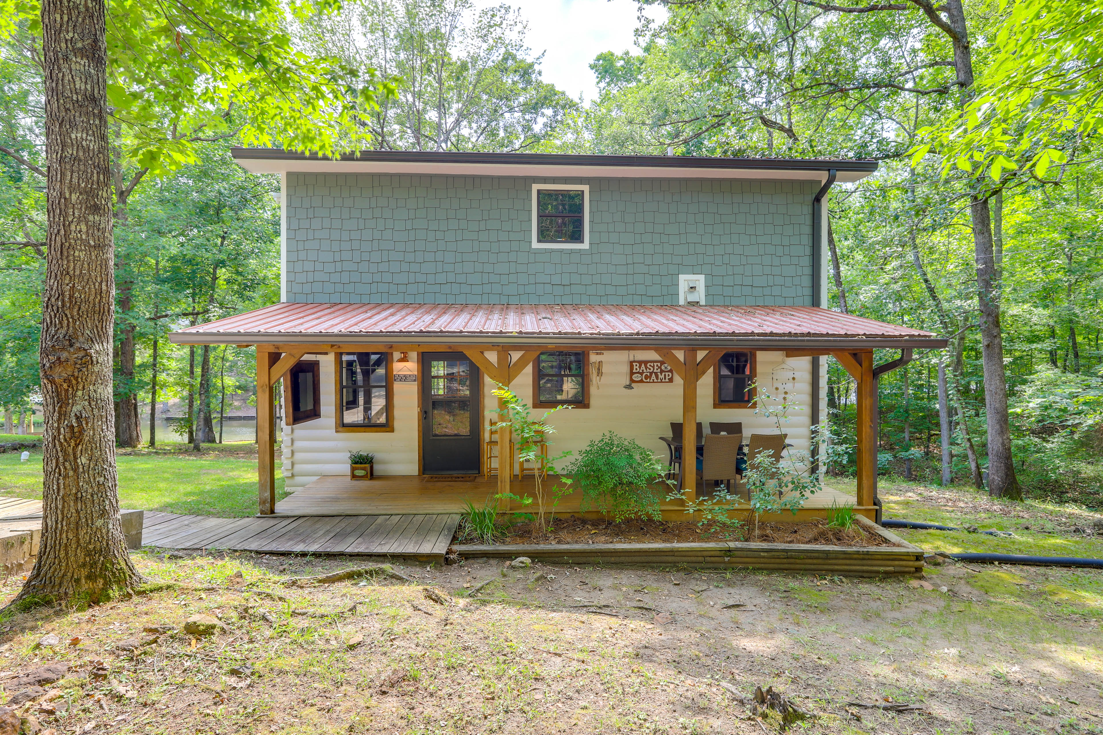Charming Lake Sinclair Cabin: Fire Pit, Dock