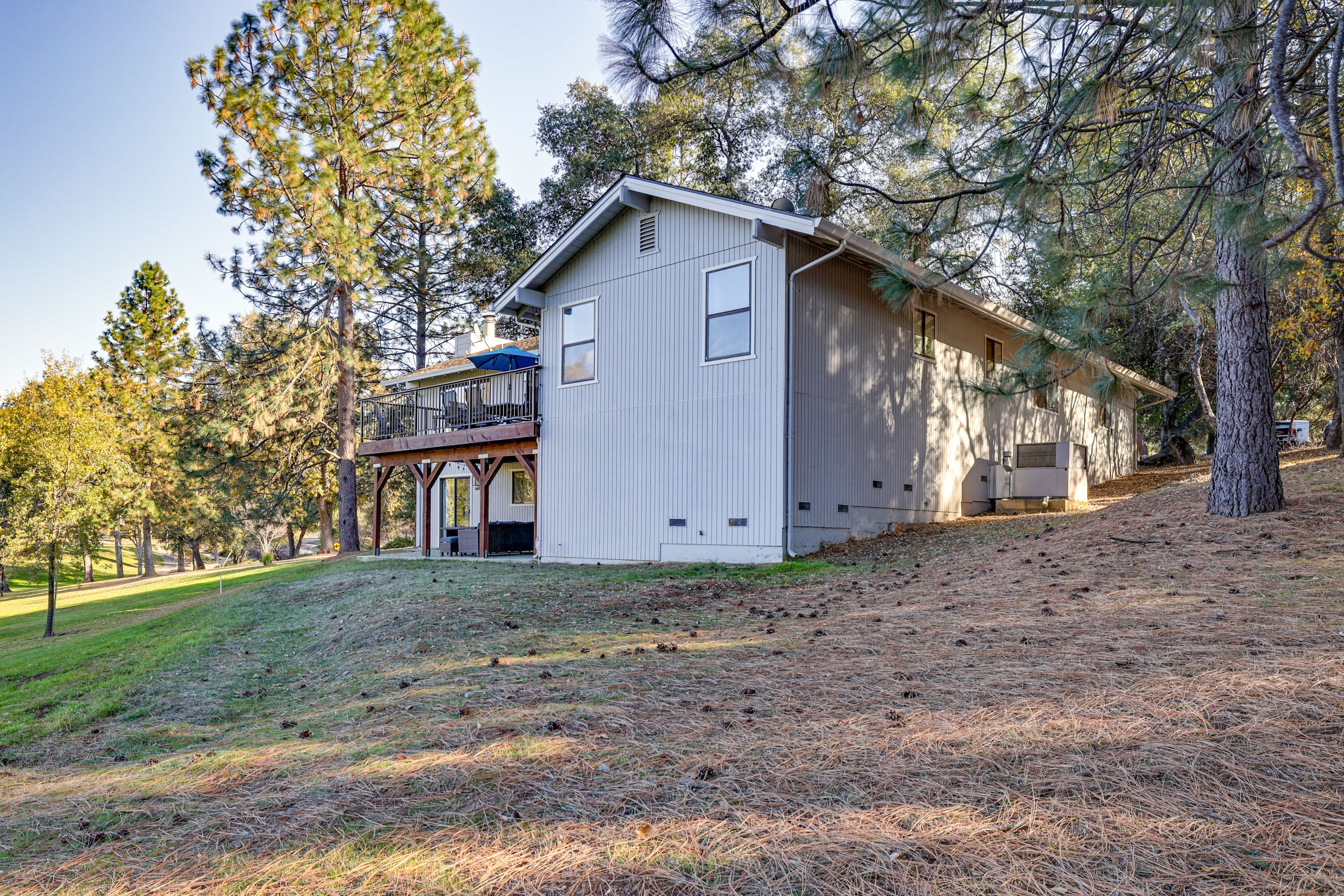 Property Image 2 - Groveland Home w/ Deck: 2 Mi to Pine Mountain Lake