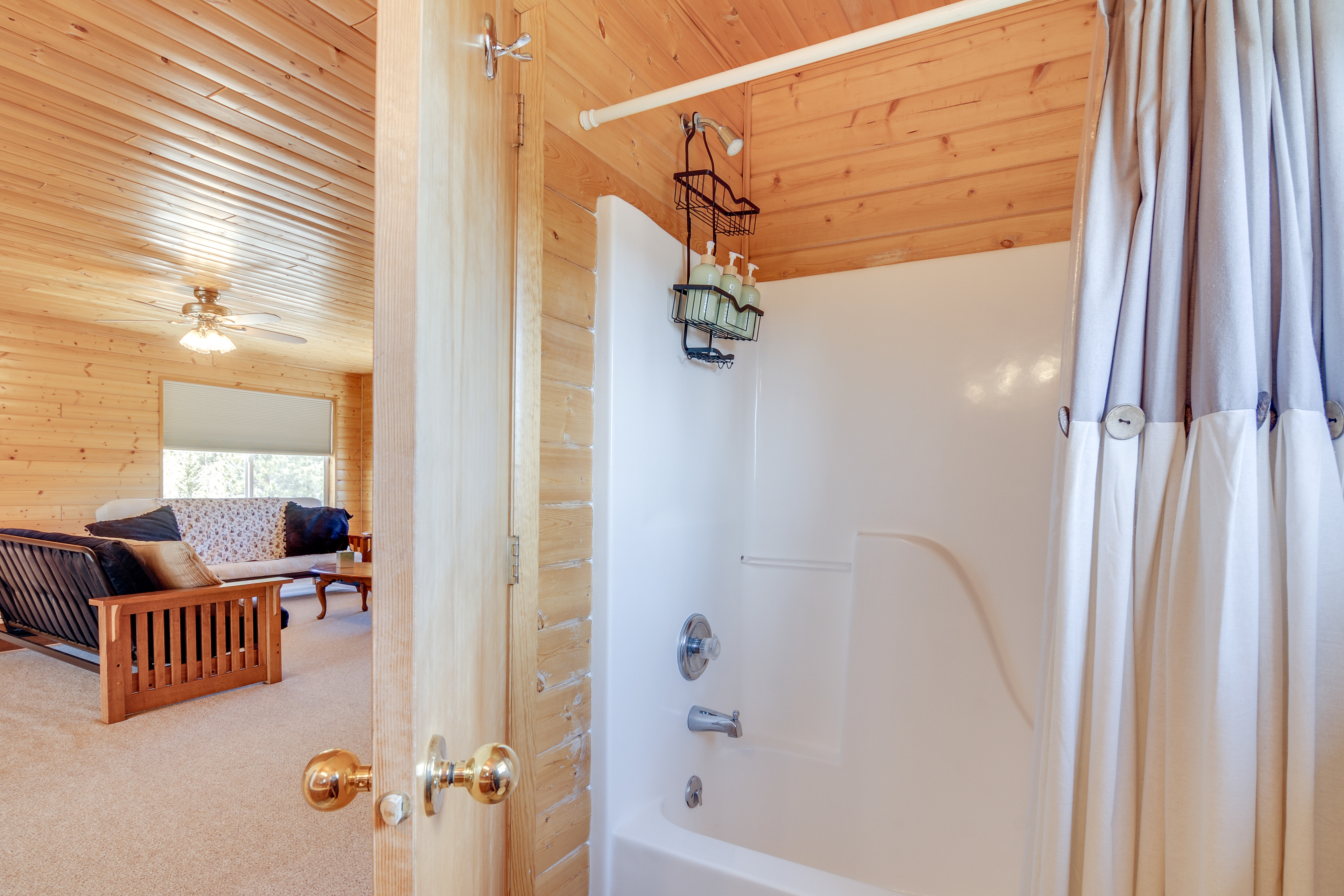 Pet-Friendly Cabin < 1 Mi to Panguitch Lake!
