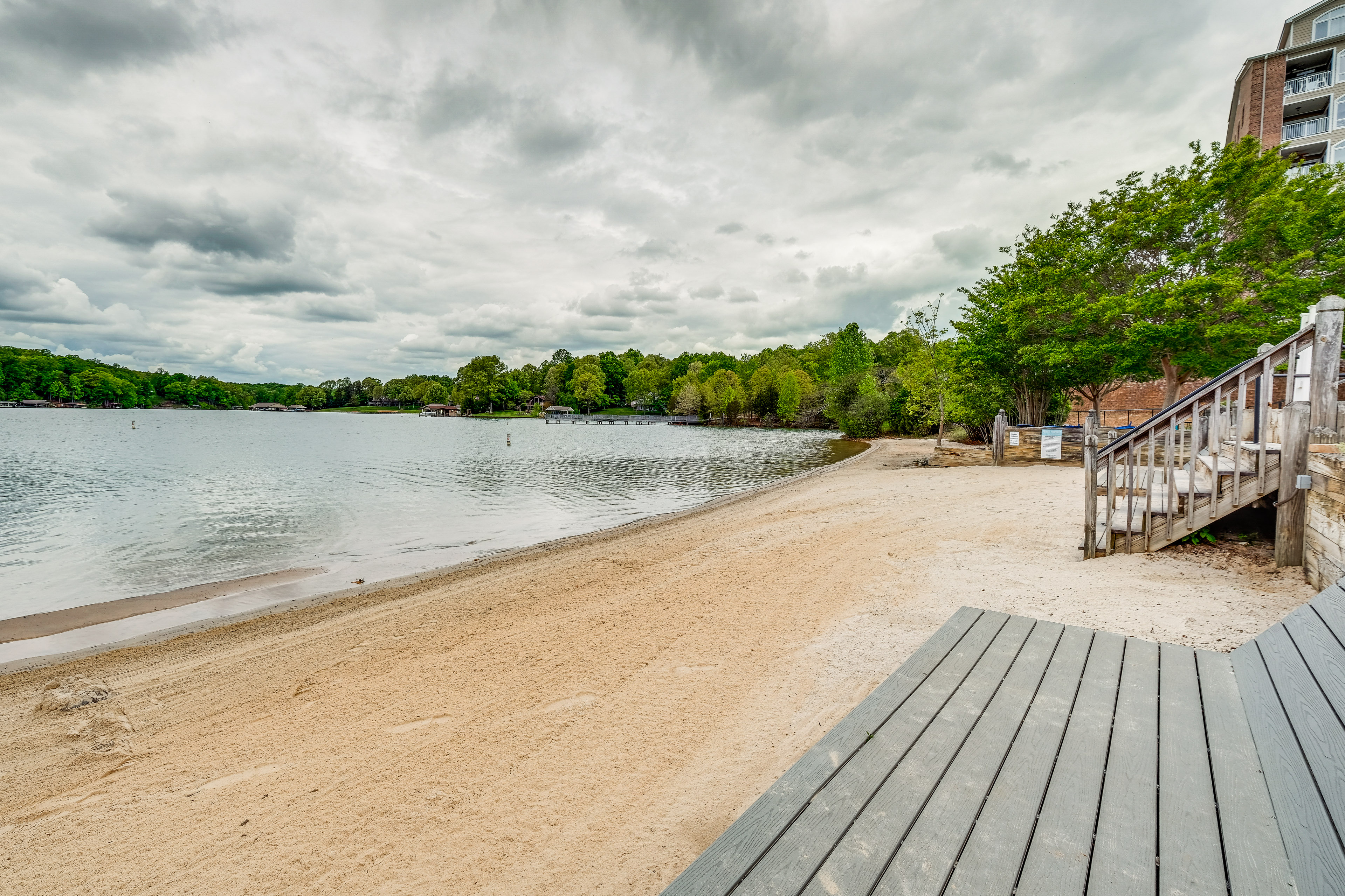 Lakefront Huddleston Condo w/ Community Pool