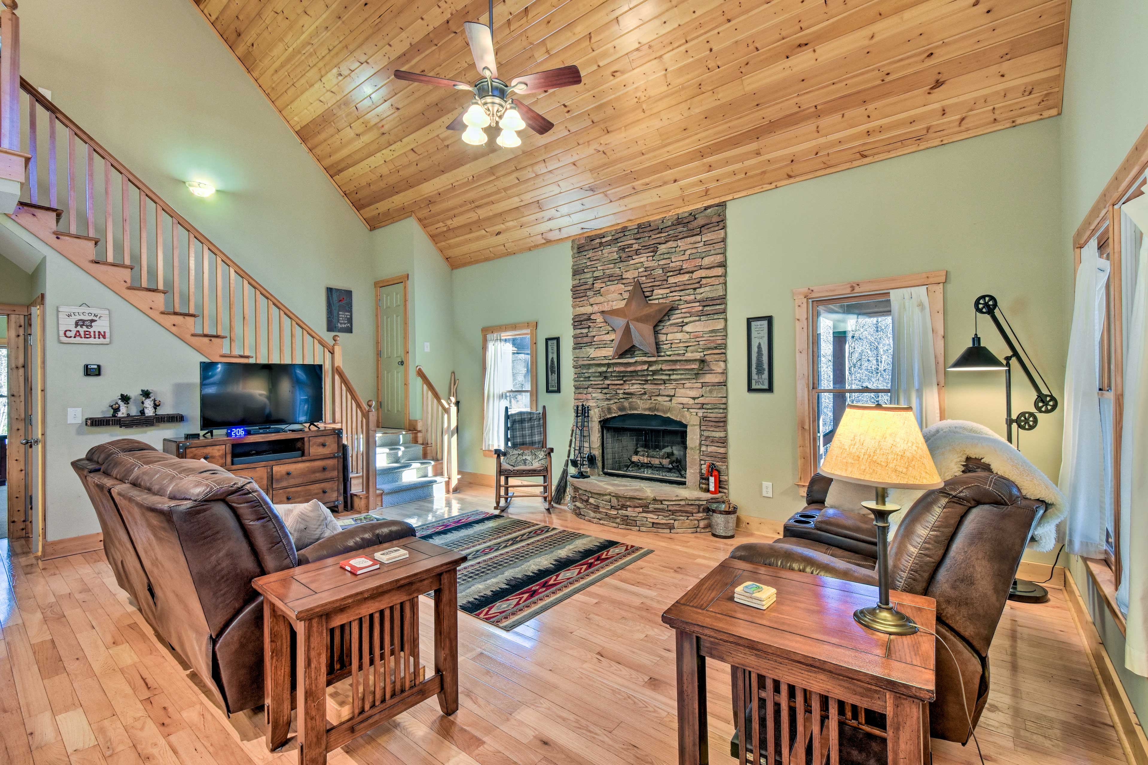 Dahlonega Cabin w/ Hot Tub, 4 Mi to Downtown!