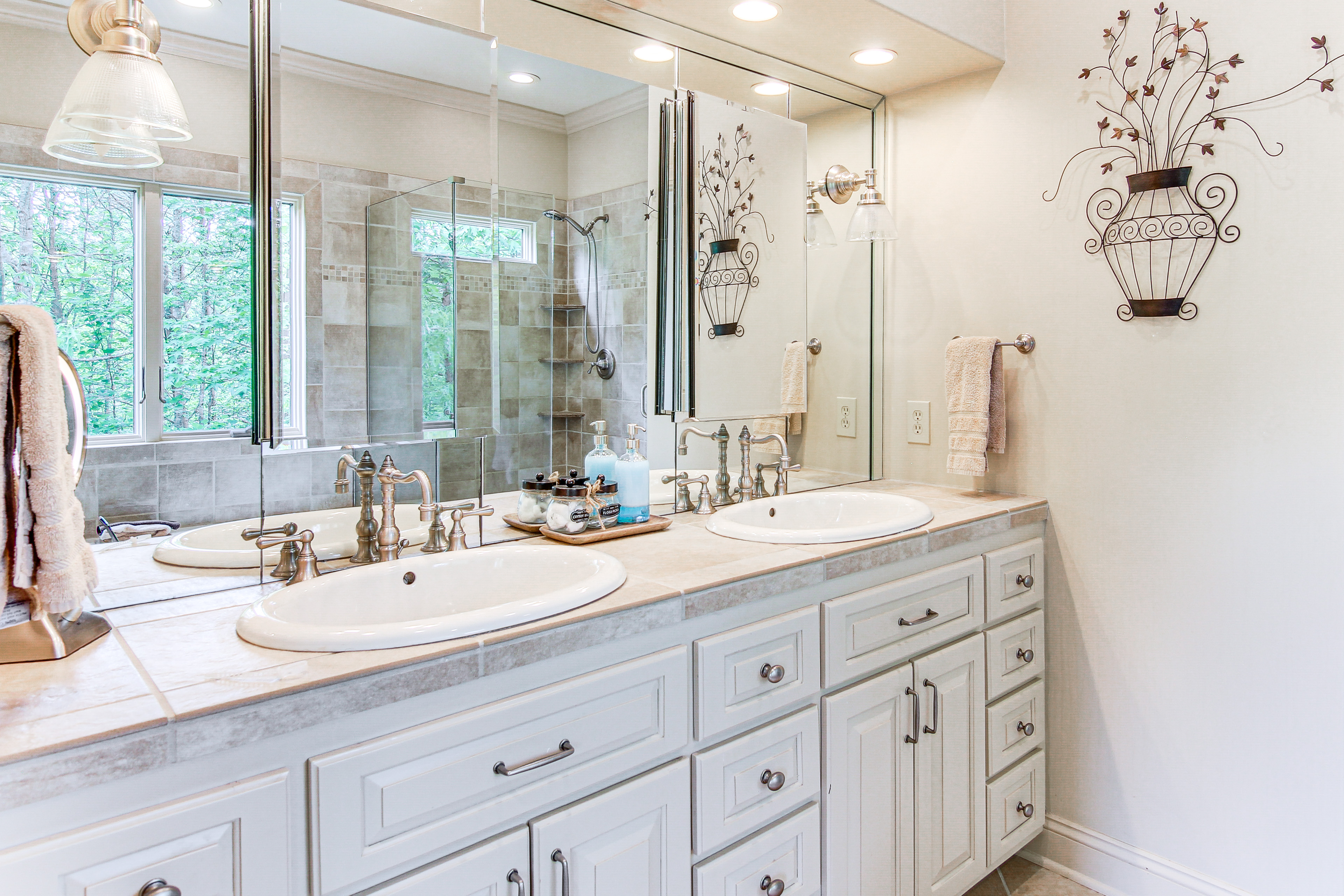 Hot Tub & Trail Access: 'Treehouse' in Landrum!