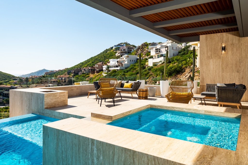Sunny patio with infinity pool and jacuzzi