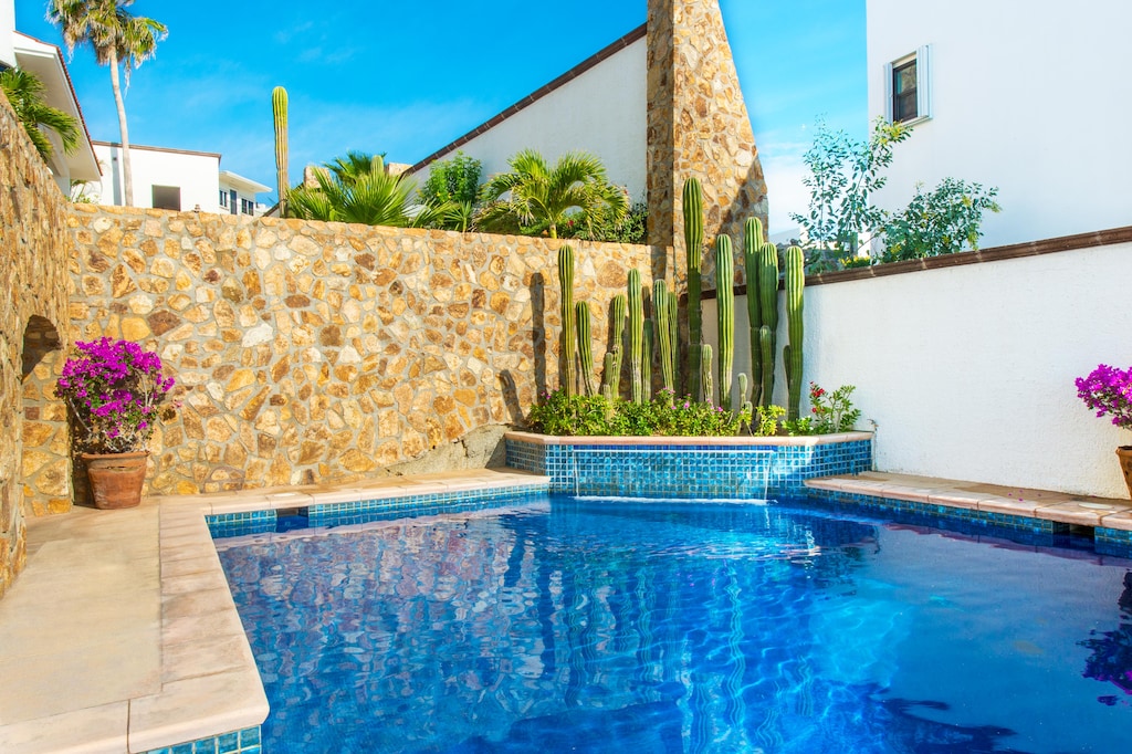 Large pool with fountain feature