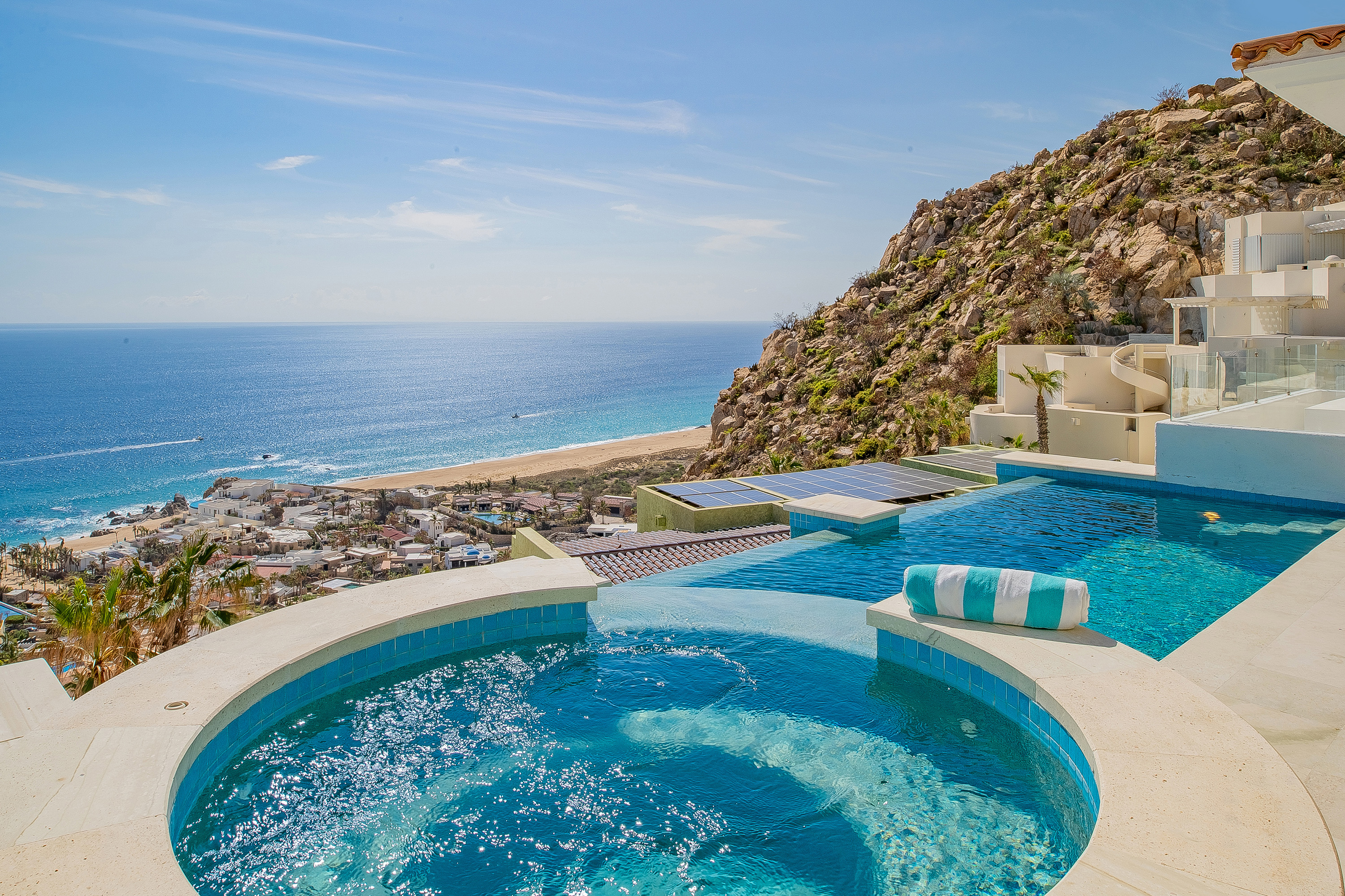 Jacuzzi and infinity pool with gorgeous ocean views