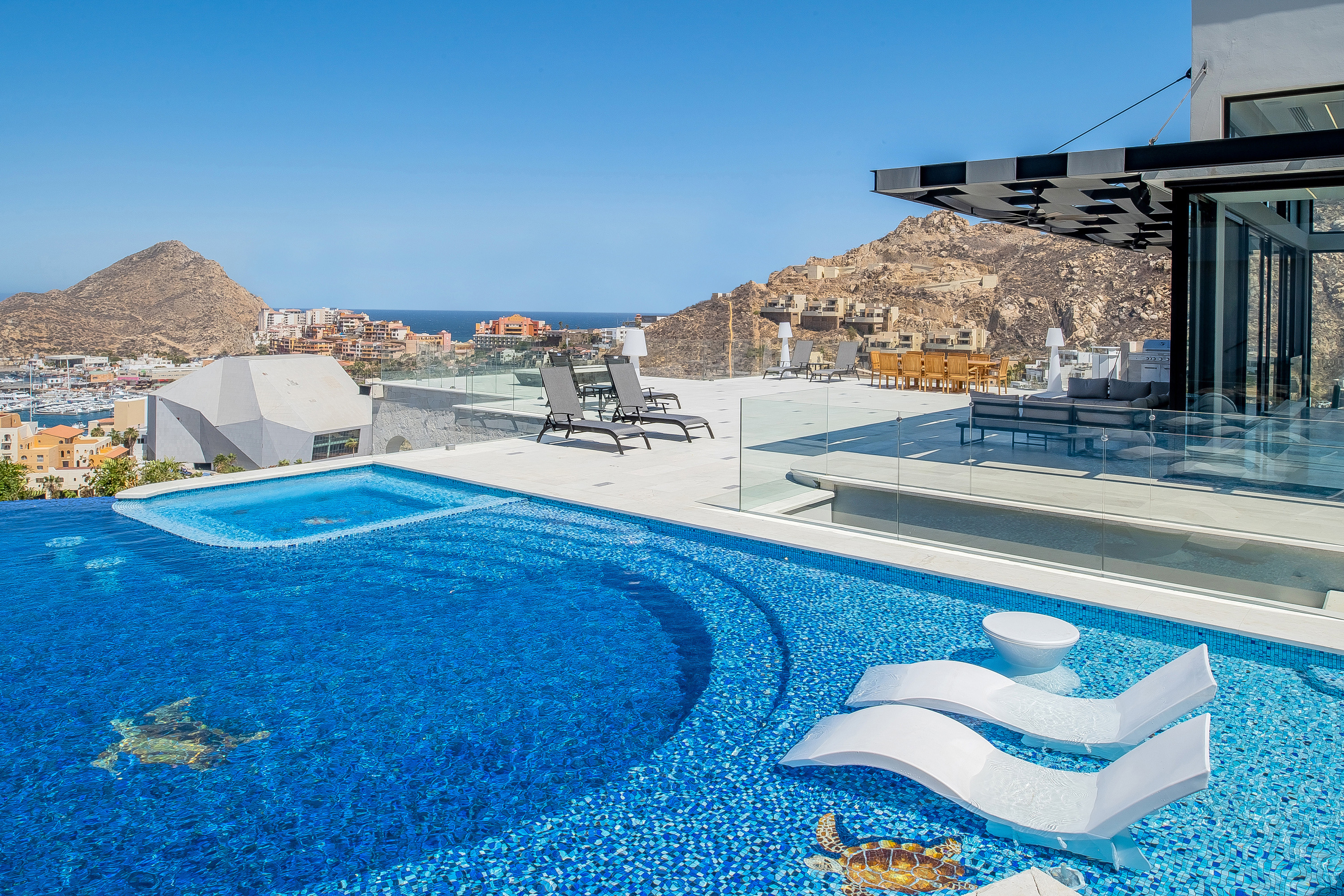 Infinity pool and jacuzzi overlooking the ocean