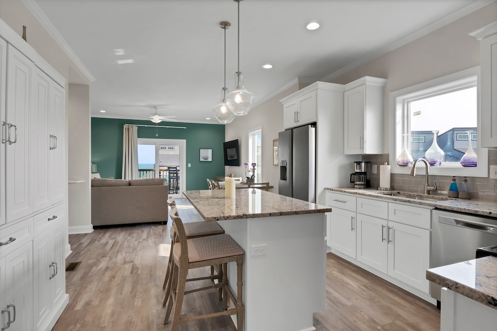 large island with plenty of additional seating