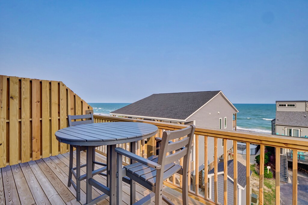 Dine al fresco with ocean views