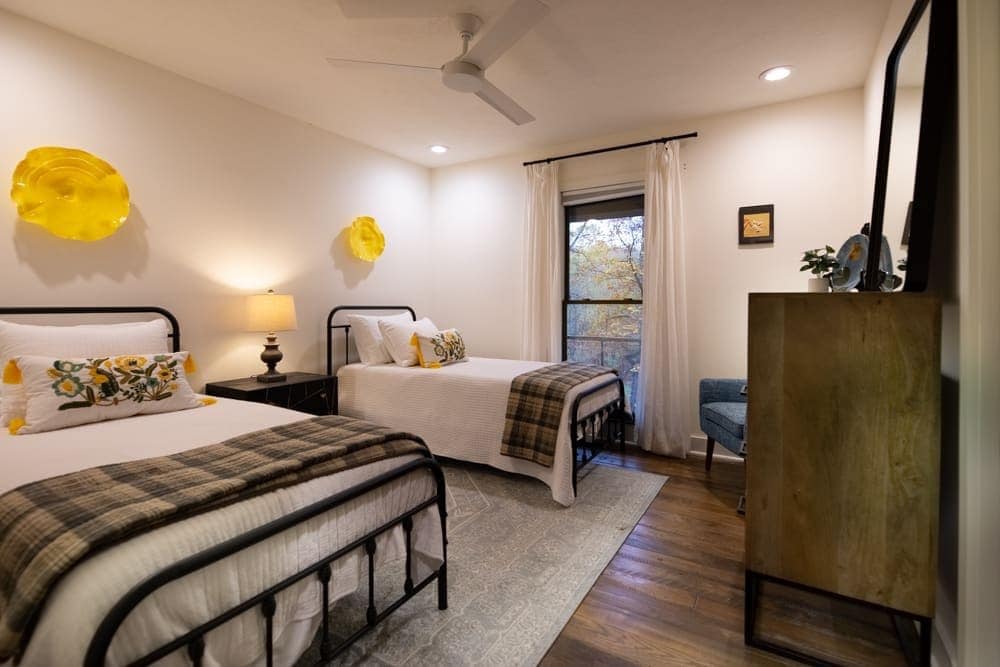 Bedroom 3: Two Twin Beds