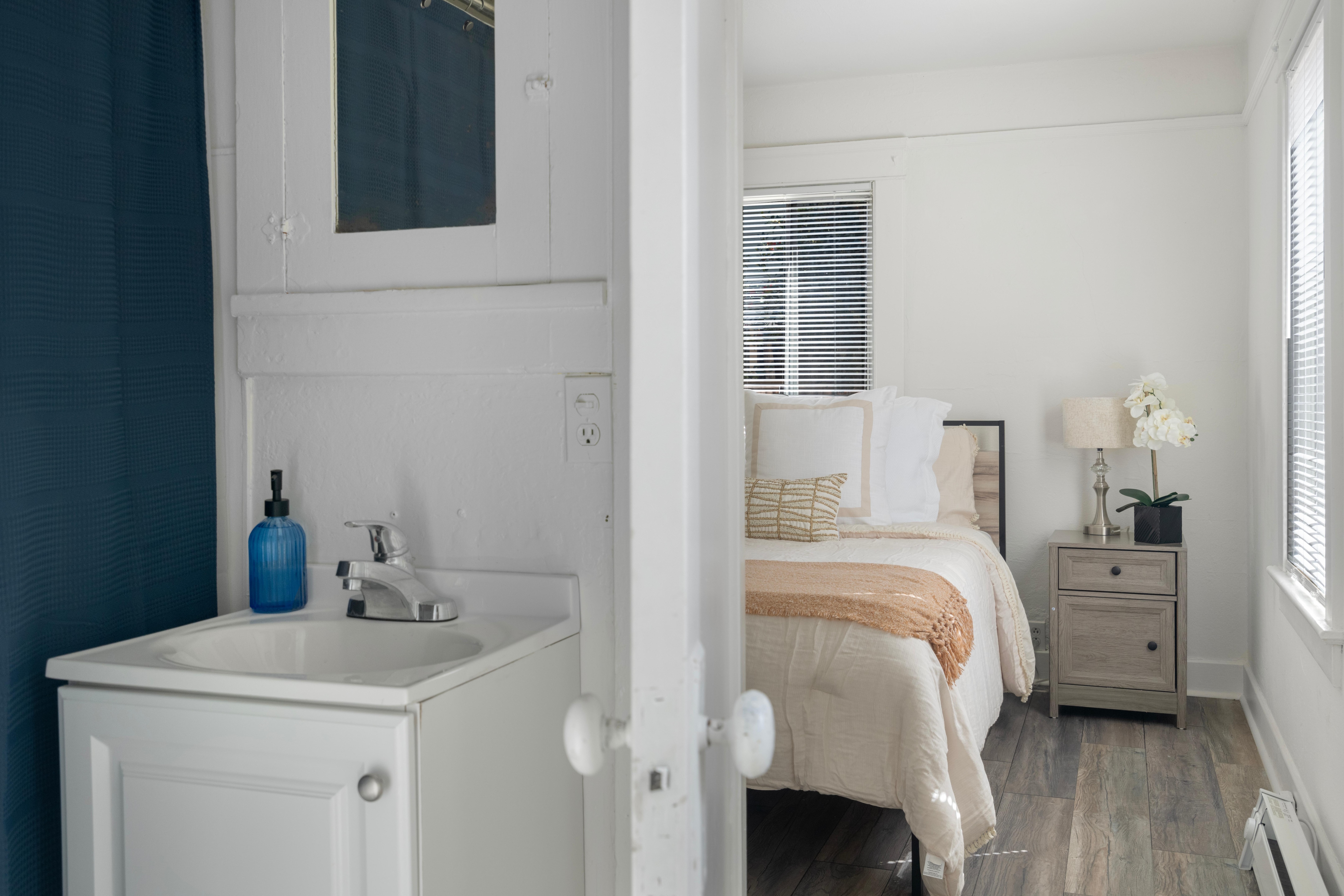 MV121 Walk to the Ocean Pacific Grove Cottage 30 Nts min