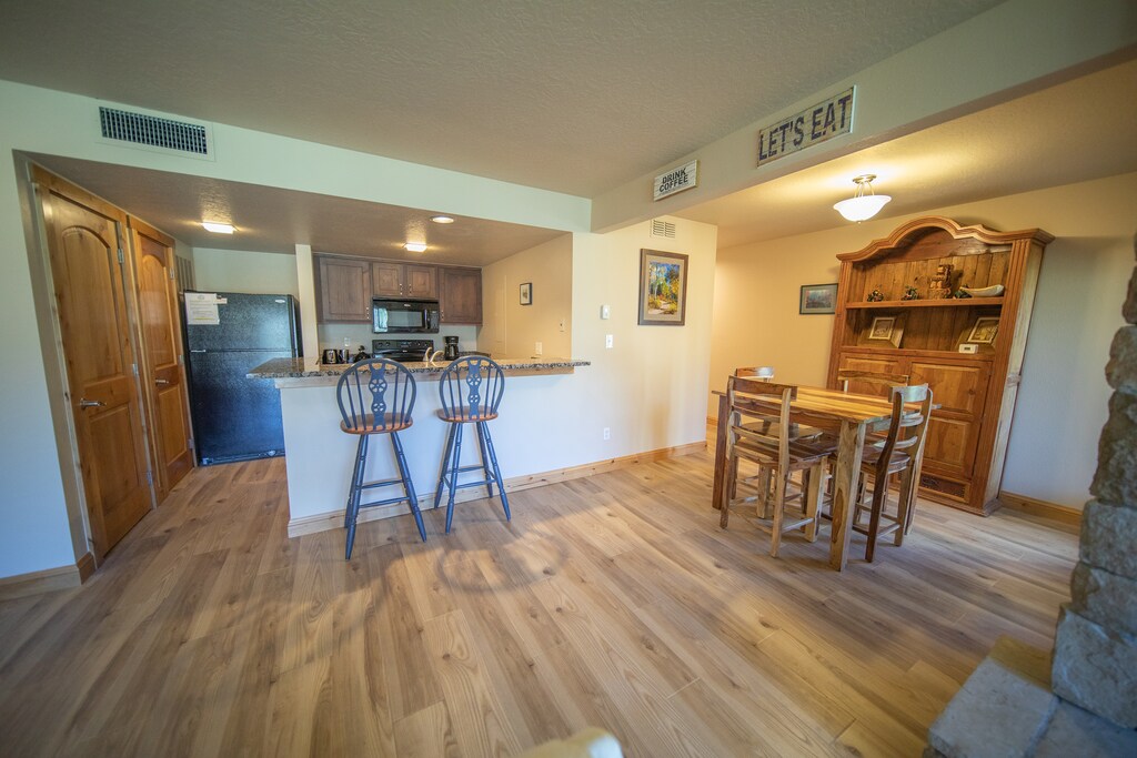 Multiple dining spots!