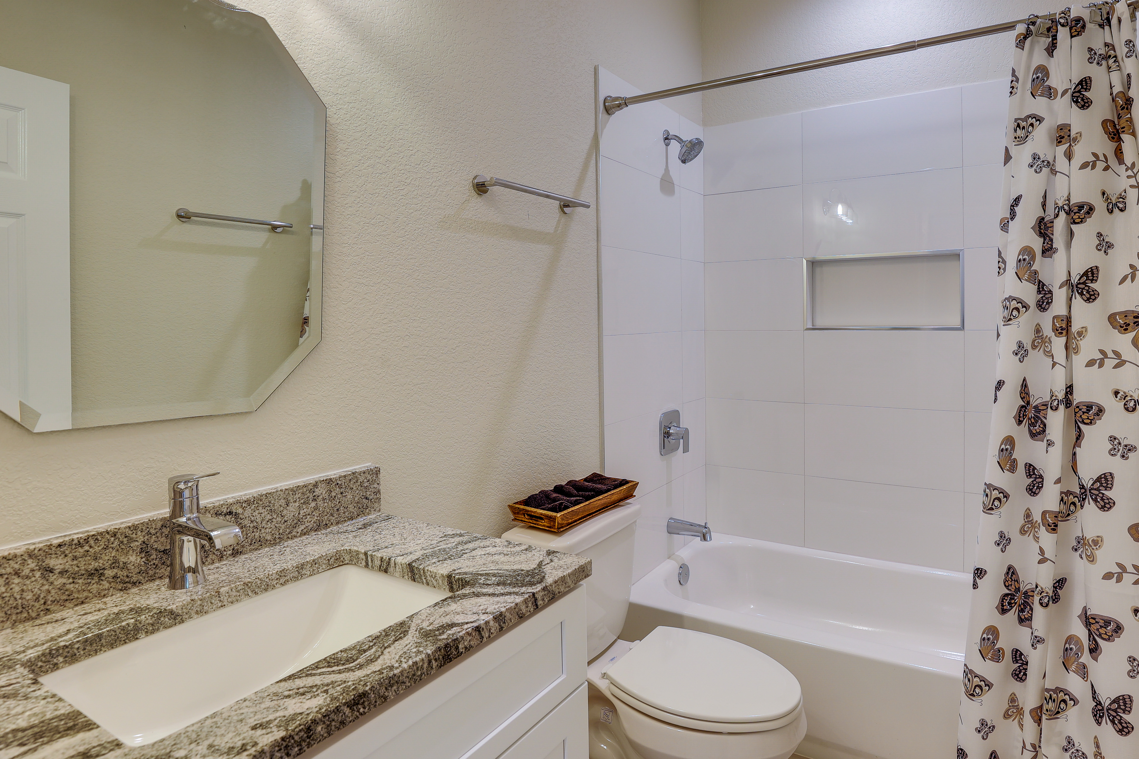 Charming Willis Hideaway < 1 Mi to Lake Conroe!