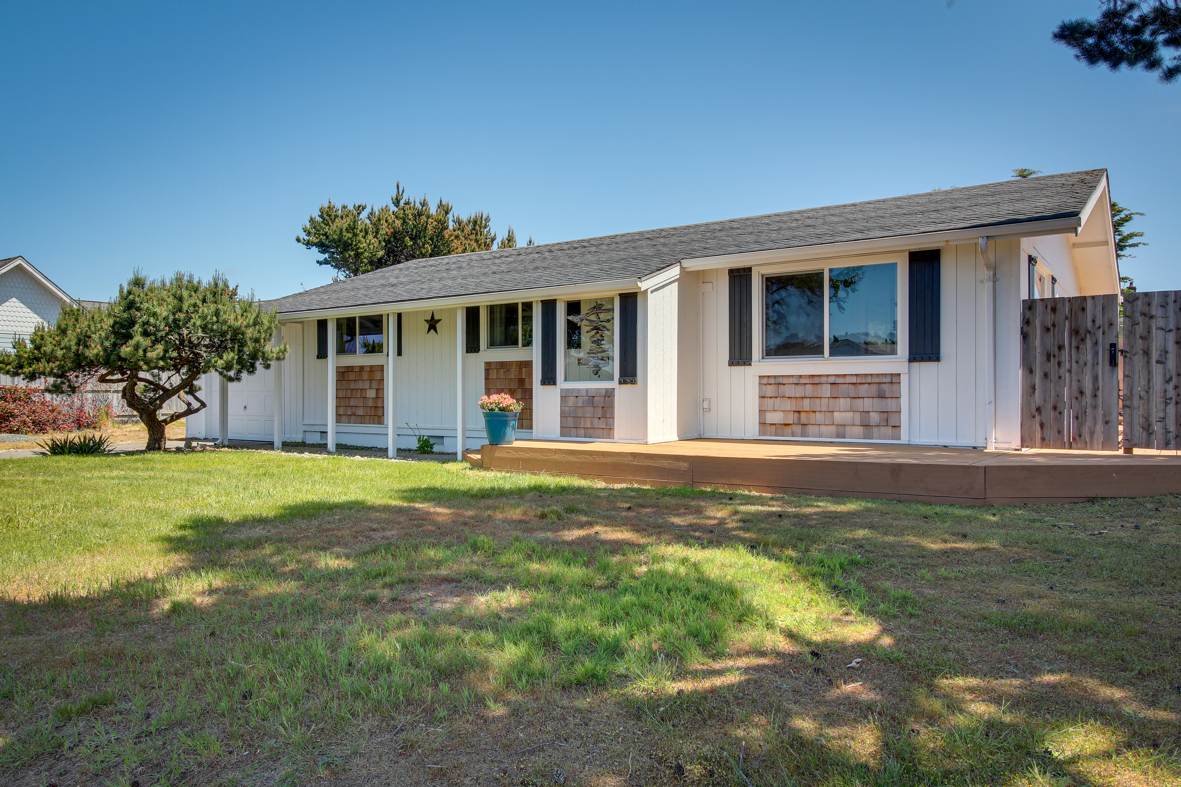 Property Image 1 - Central Bandon Retreat w/ Deck < 1 Mi to Beach!