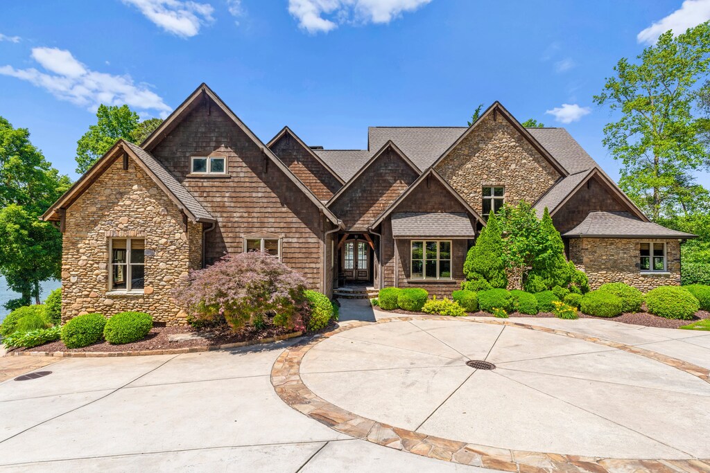 The Grandhouse sleeps 22 with 8 bedrooms and 7 bathrooms. 