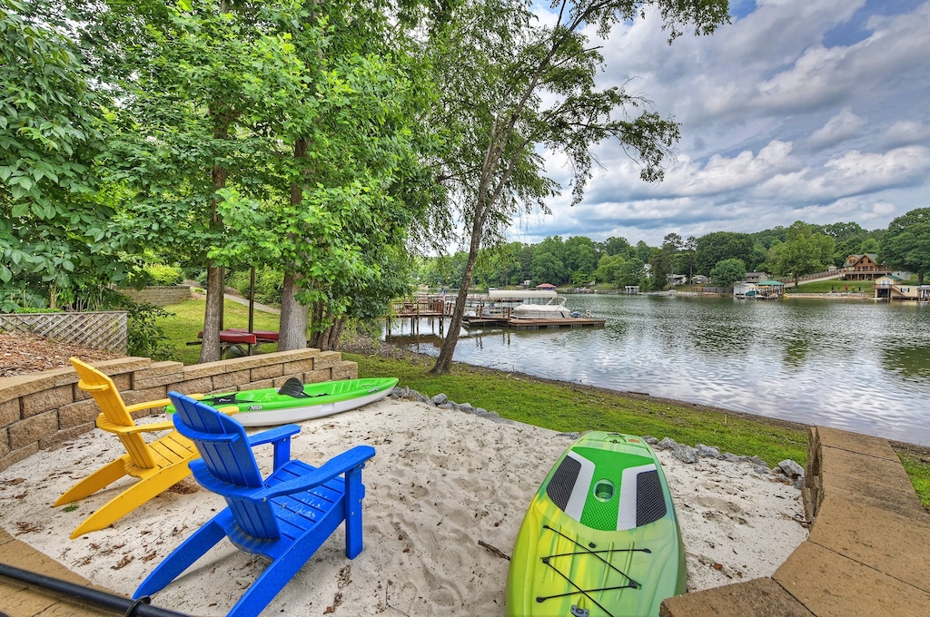 Sandy beach, with lake access and kayaks & paddle boards for guests use!