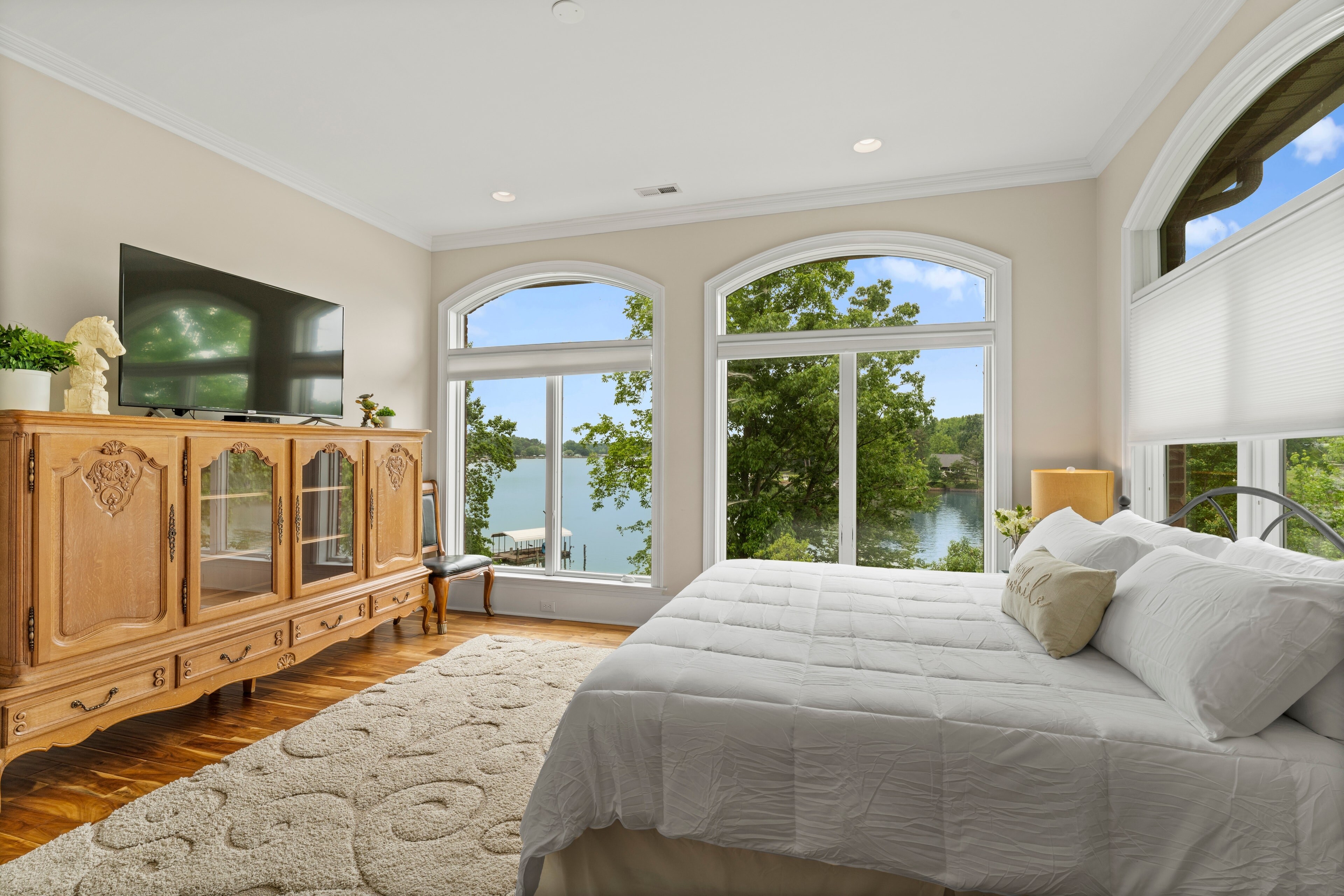 Upper Level King bedroom with TV and great lake views. 