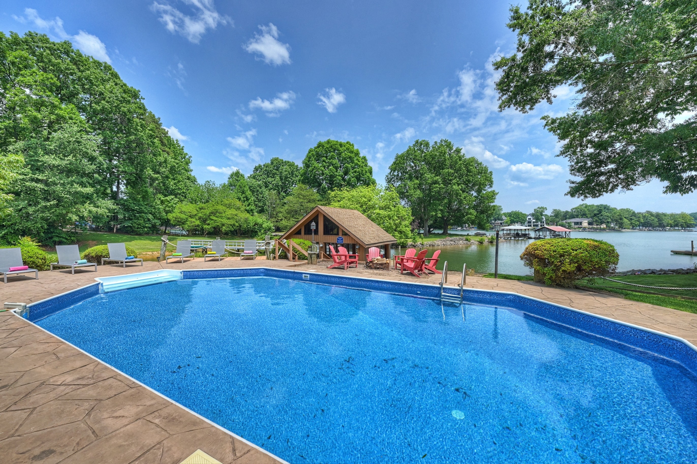 Great pool with firepit, lounge chairs and bar.