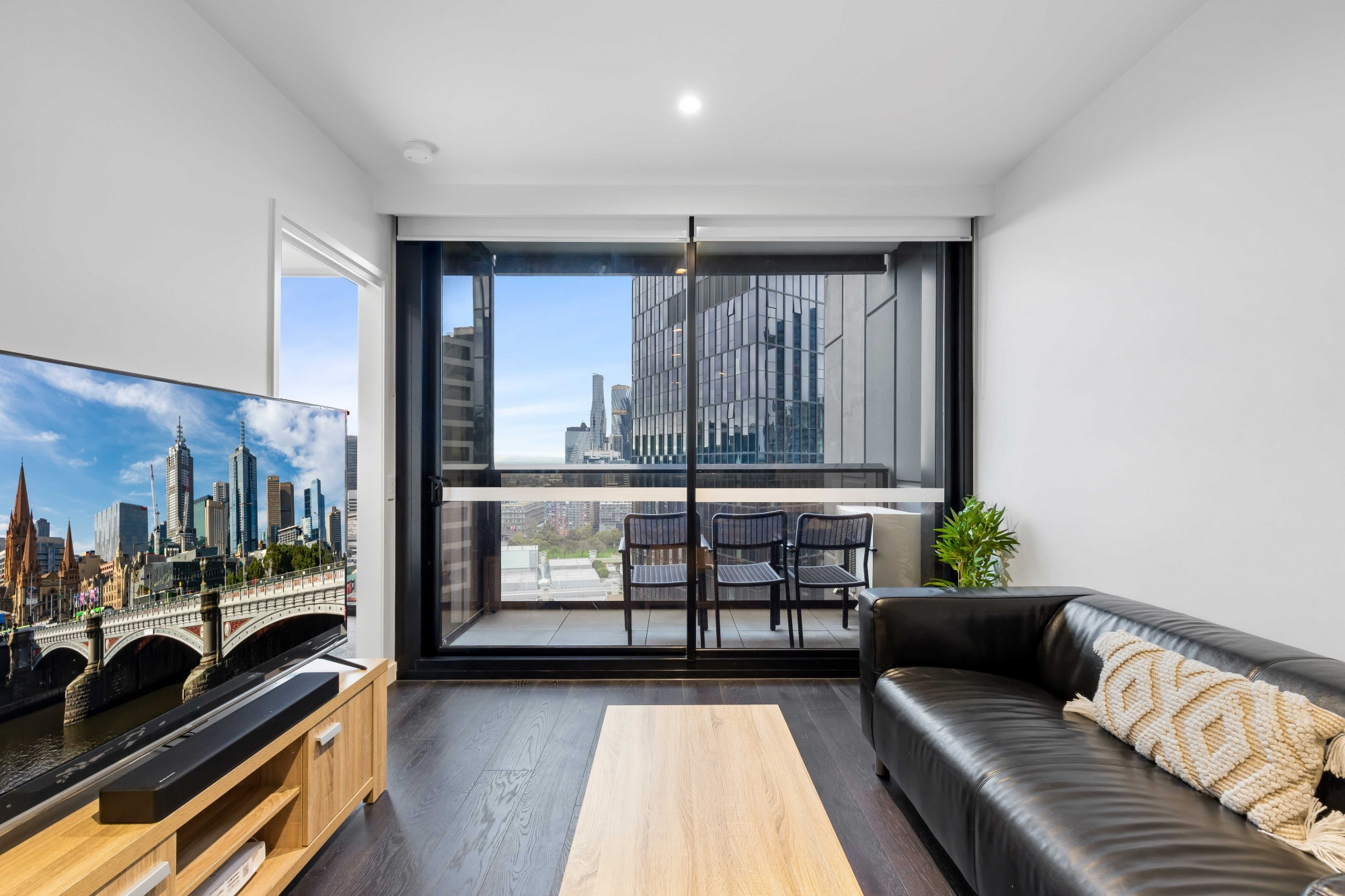 Sublime 2Bed Apartment with a Pool Home Rental in Southbank
