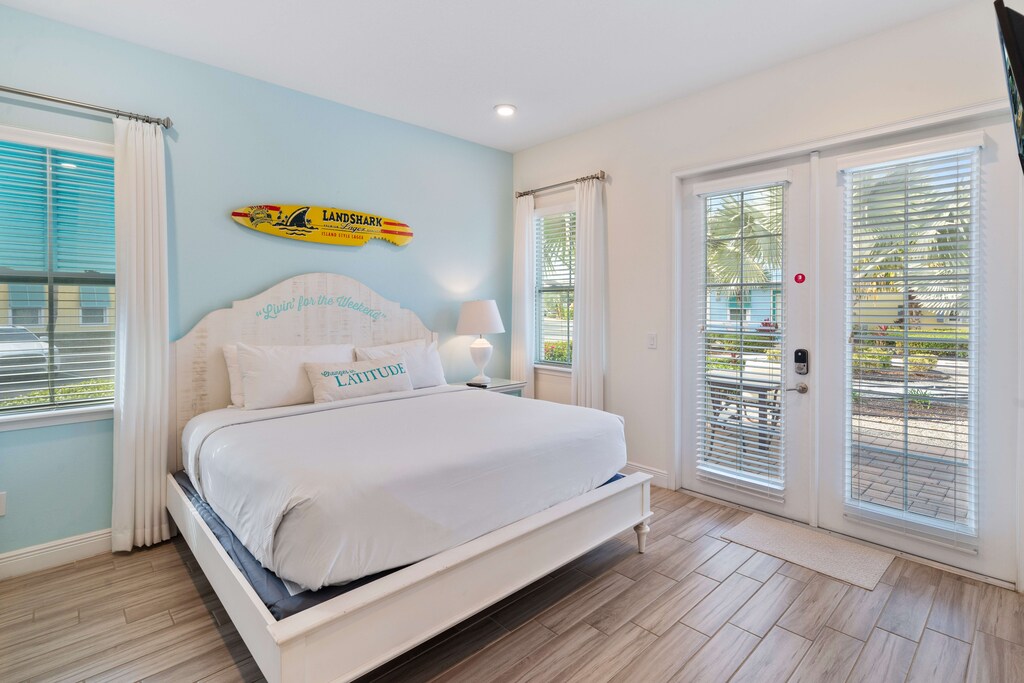- Spacious bedroom of the townhouse in Kissimmee Florida - Comfy double bed - Well-appointed bedroom with neutral tones for a calming atmosphere - Smart TV and Netflix - Easy access to outdoors