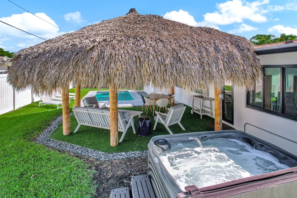 Heated pool, hot tub & tiki hut. Private backyard