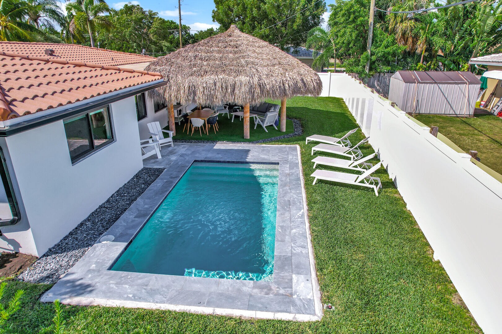 Heated pool, hot tub & tiki hut. Private backyard