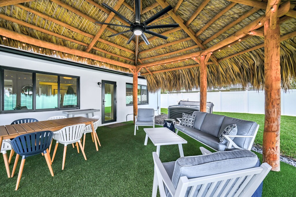 Heated pool, hot tub & tiki hut. Private backyard