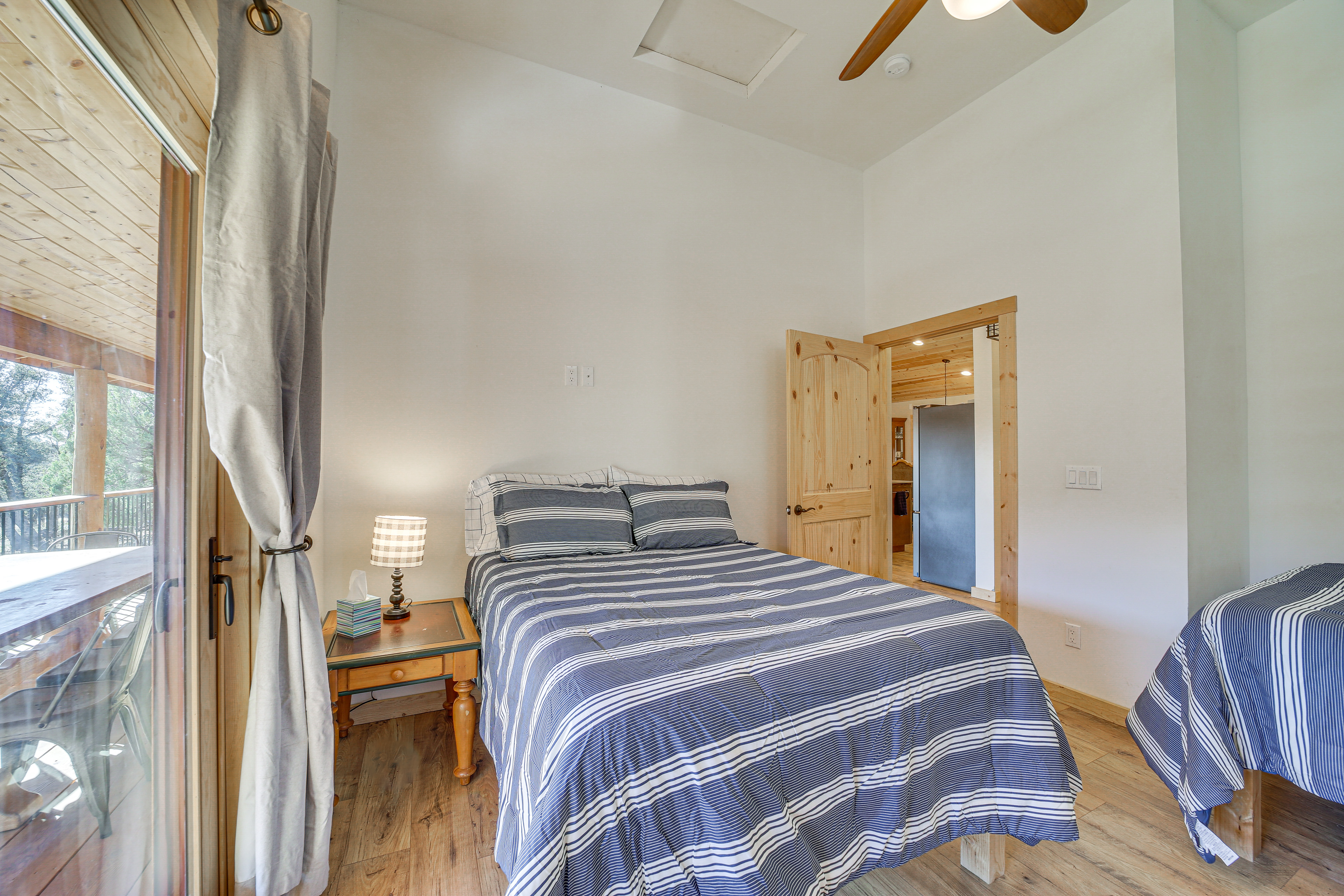 'Lavender Lodge' Mountain-View Pine Cabin w/ Deck