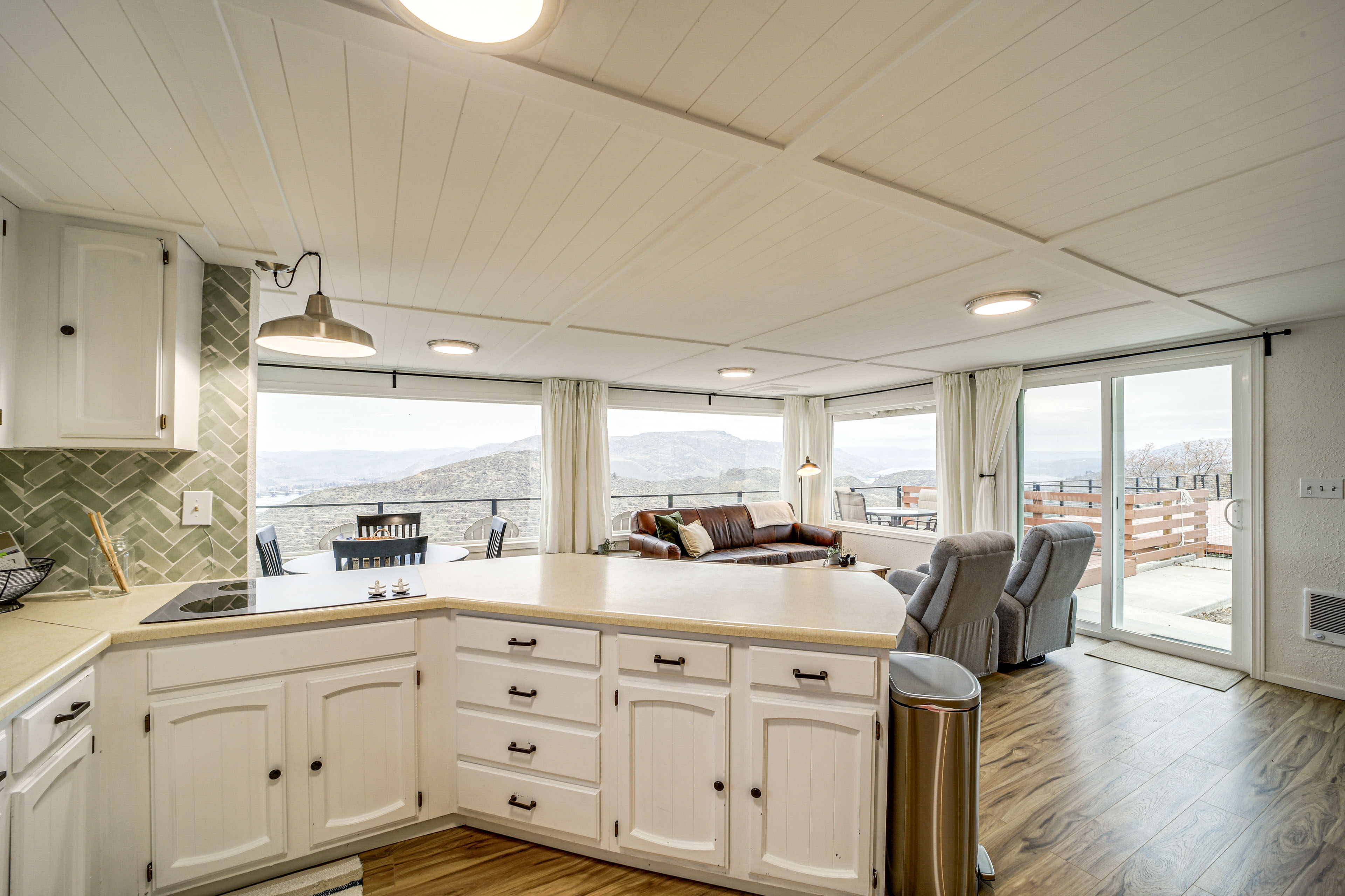 Property Image 2 - Cozy Grand Coulee Home w/ Deck & Views!