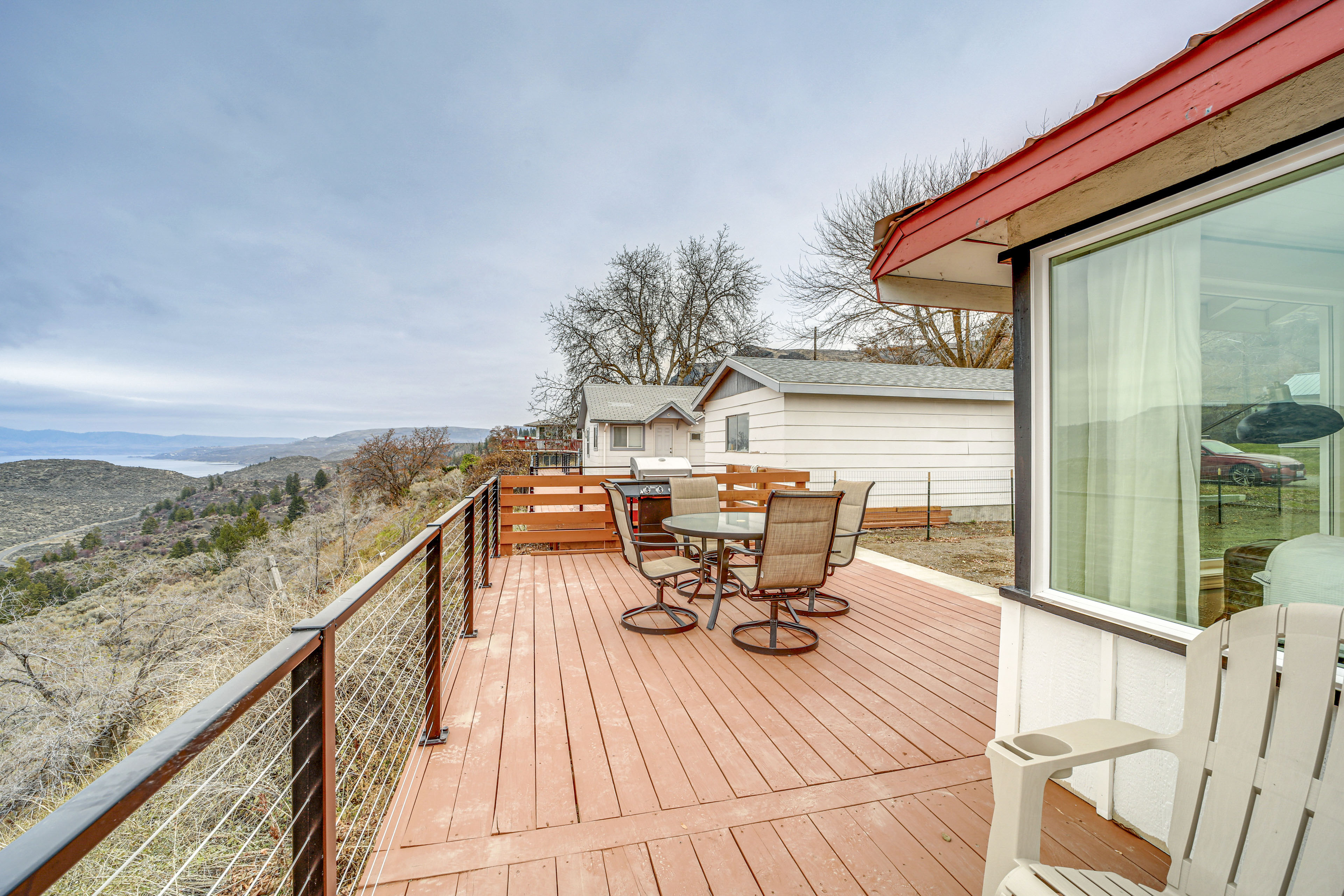 Cozy Grand Coulee Home w/ Deck & Views!