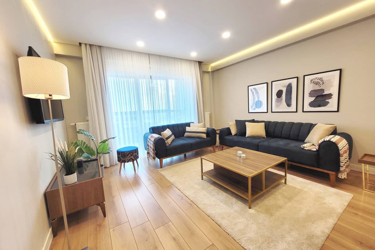 Relax Unwind: Inviting 2BR Apt, Cozy Interiors