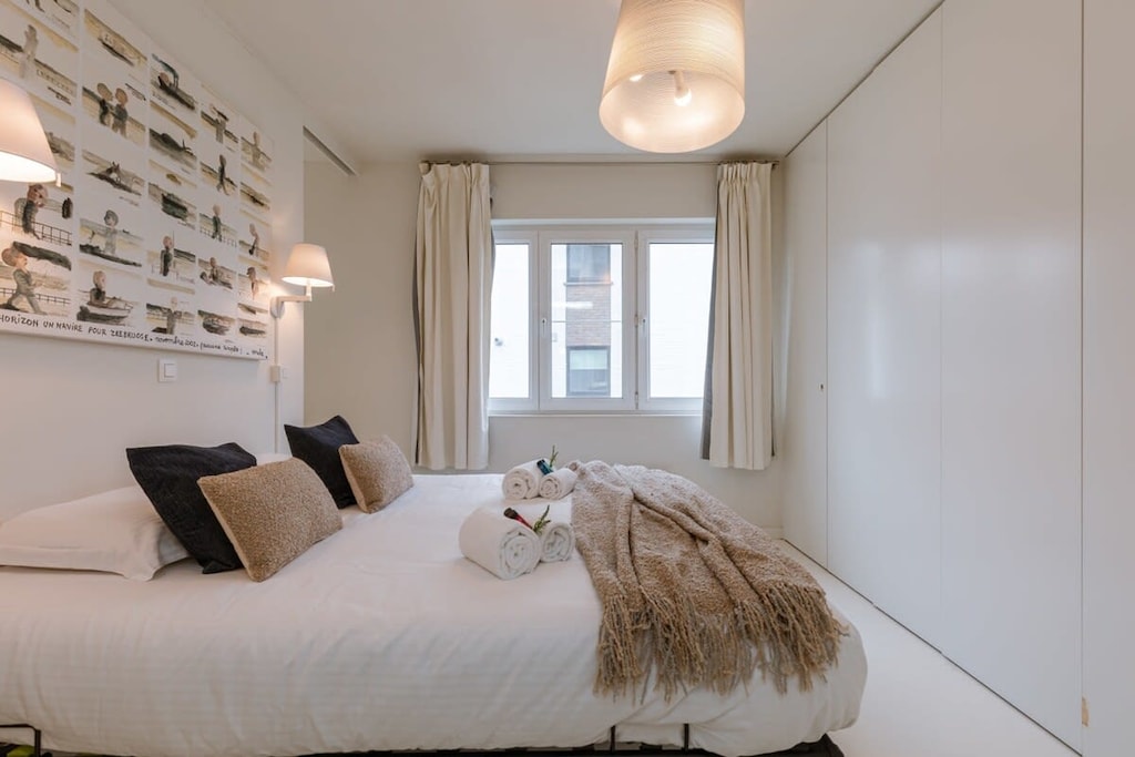 First bedroom: spacious and bright with with double bed