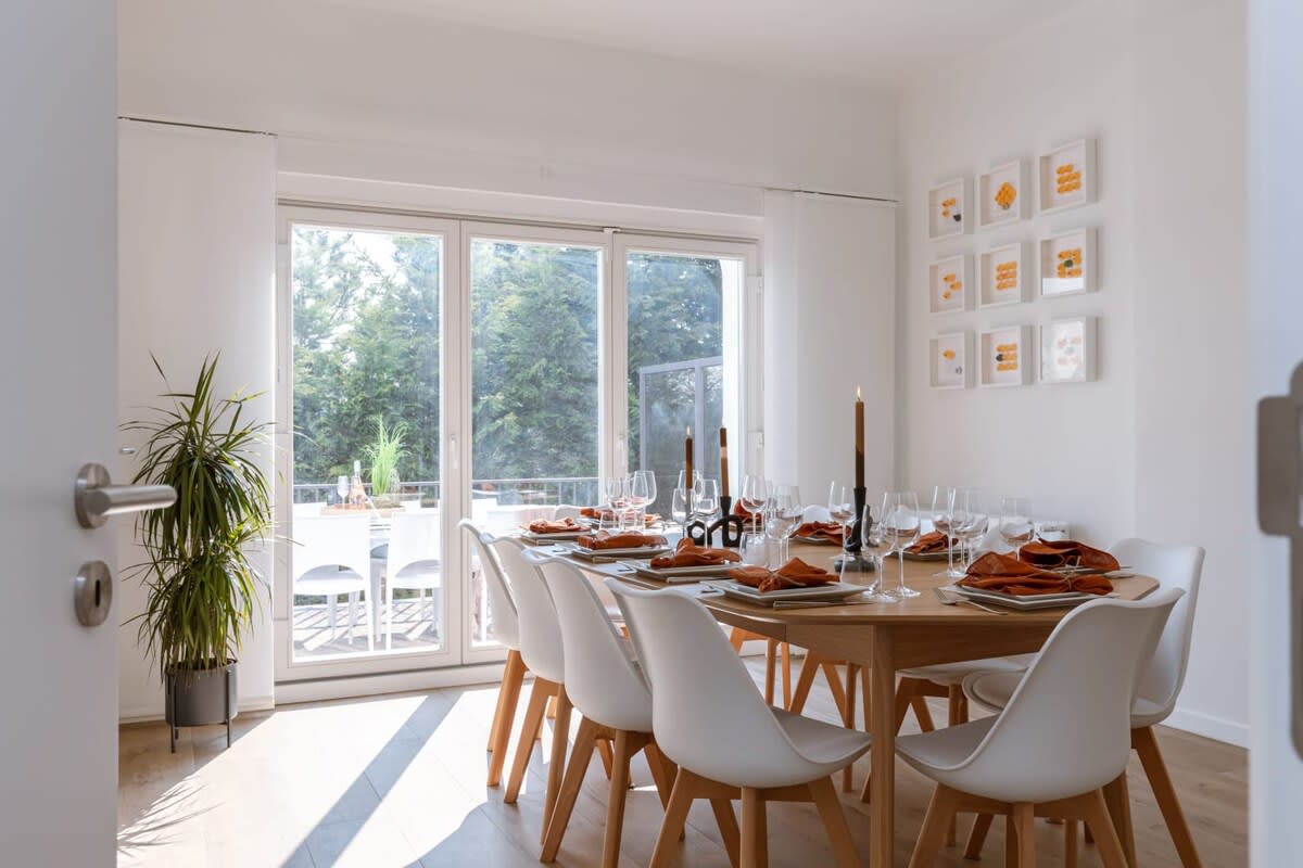 Comfortable dining area up to 10 guests