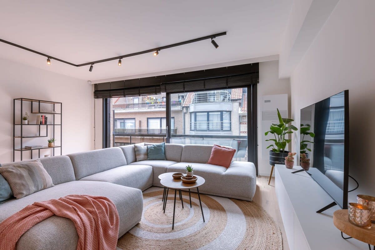 Spacious and nicely decorated livingroom