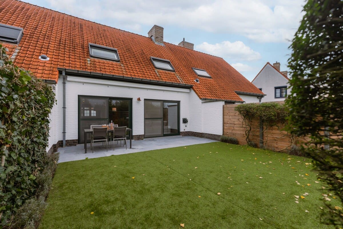 Garden with terrace and dining table