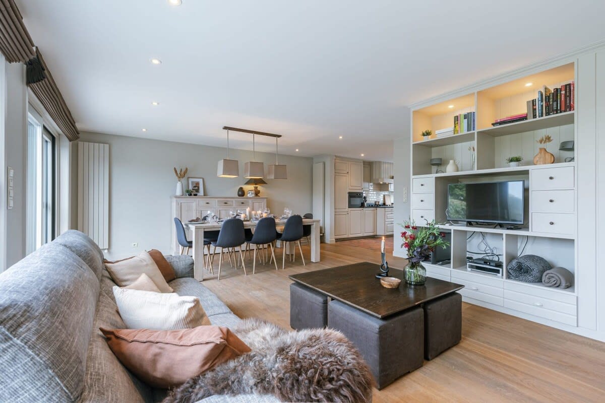 Spacious and authentic living room with view of the garden