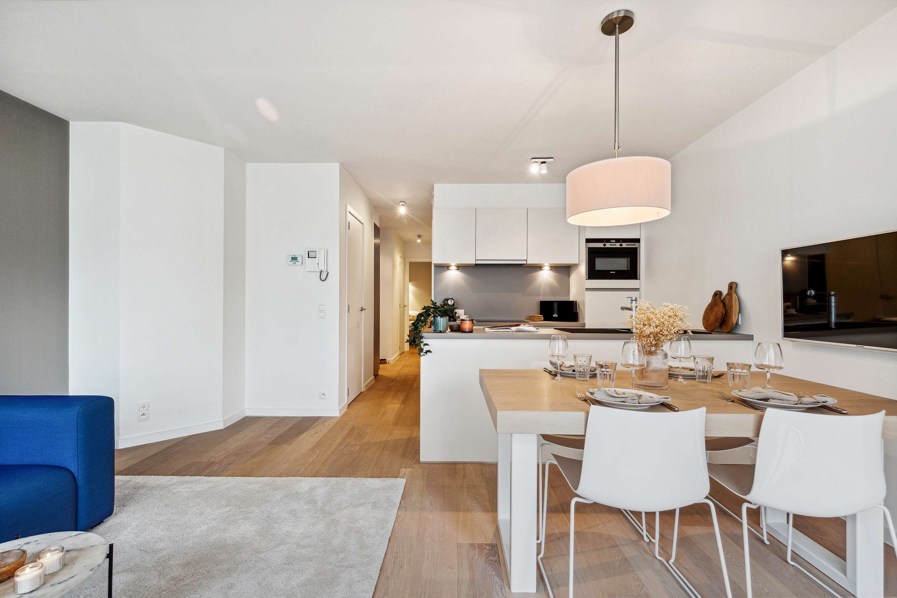 Bright livingroom and diningarea