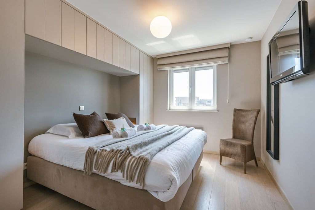 Spacious double bedroom