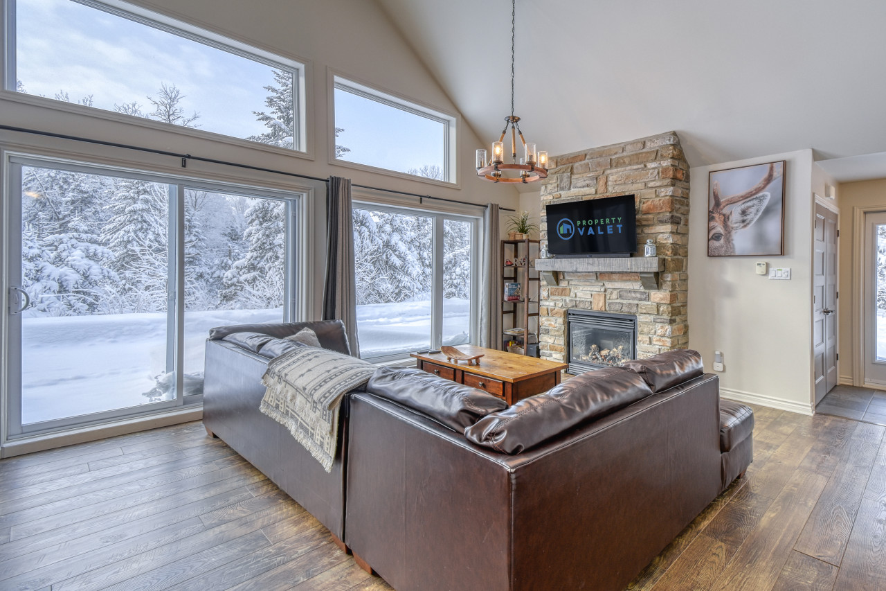 Property Image 1 - 46 Impasse du Cerf, Mont-Tremblant · Lac Superior Getaway: 3-BR Home with Hot Tub