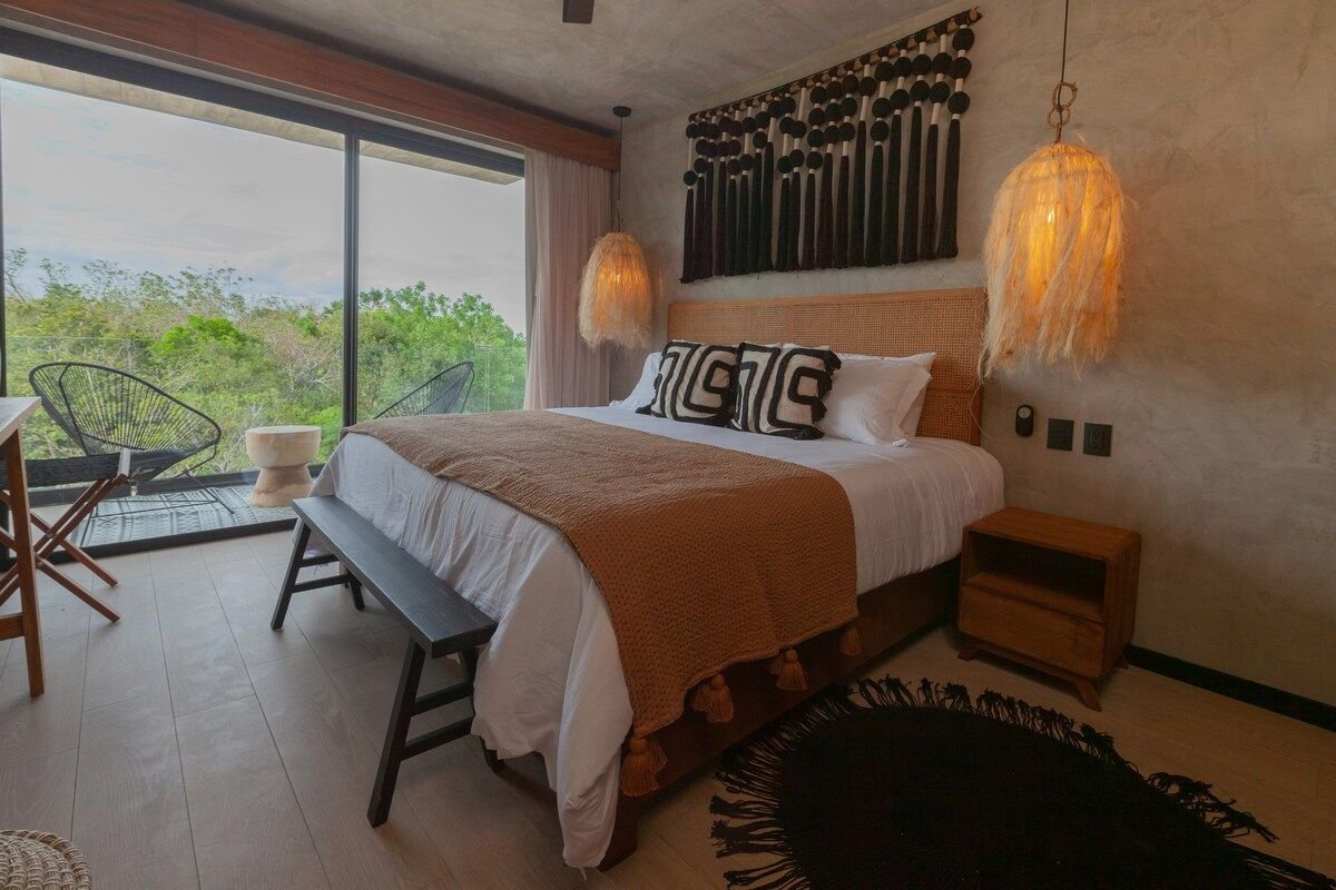 Property Image 2 - PH with Private Rooftop Pool and Jungle View