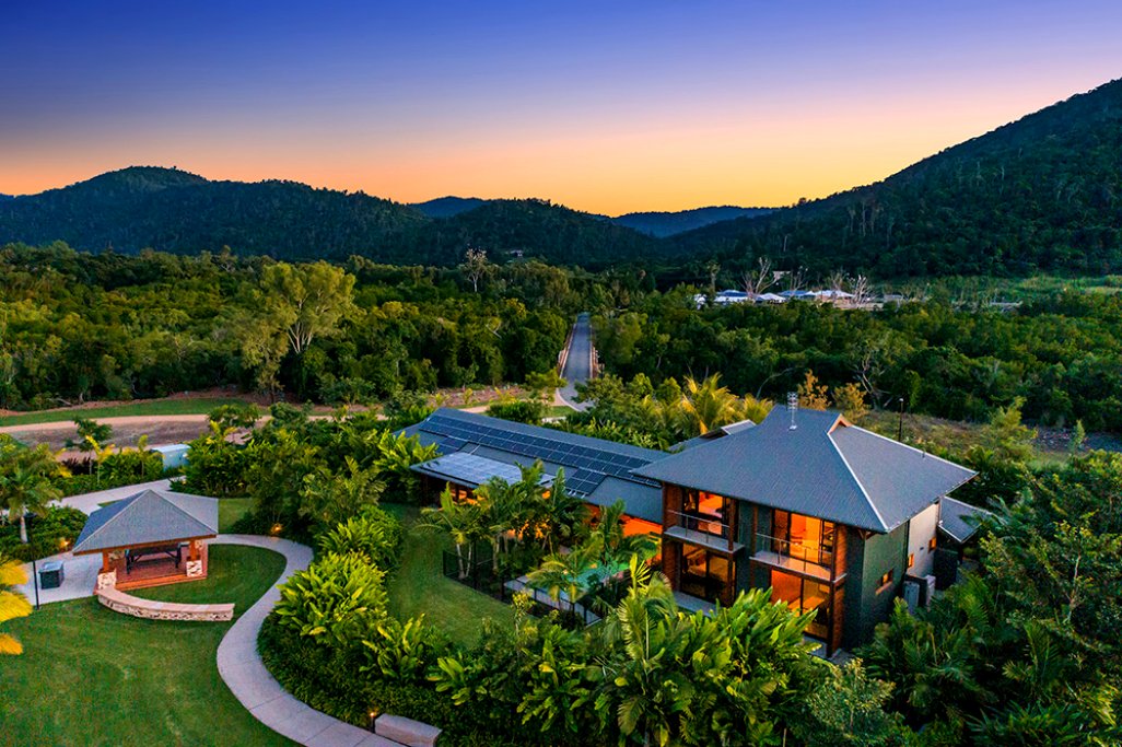 Luxico Aqua at Yangaro (With Car Parking) Home Rental in Airlie Beach