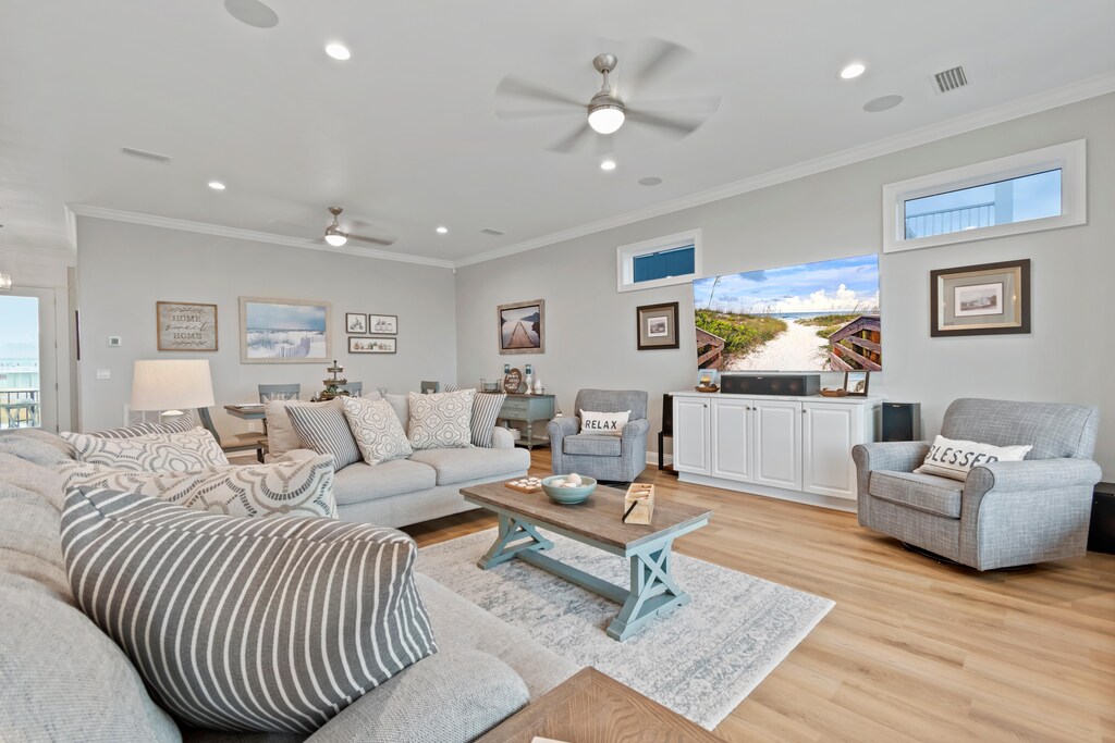 Bright and cheery.....and decorator furnished