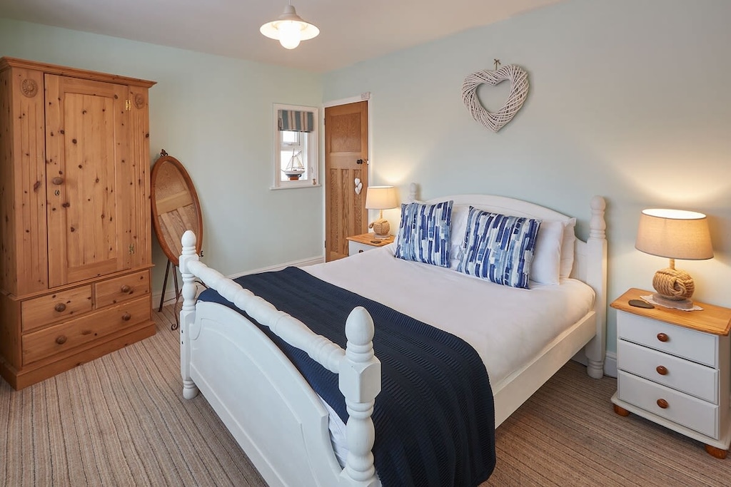Tenby Cottage, Whitby - Host & Stay