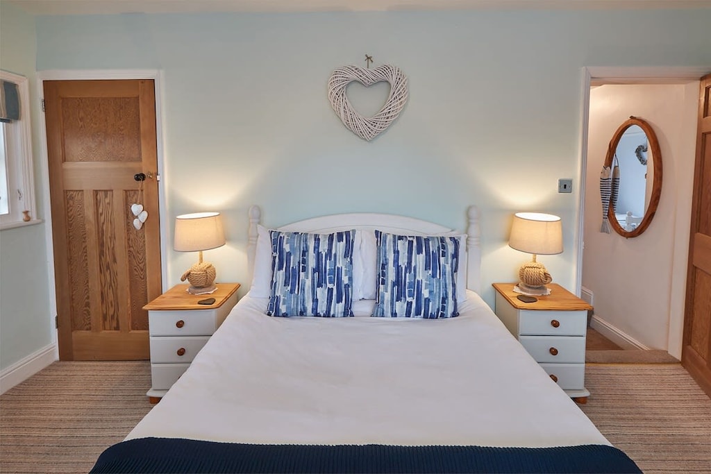 Tenby Cottage, Whitby - Host & Stay