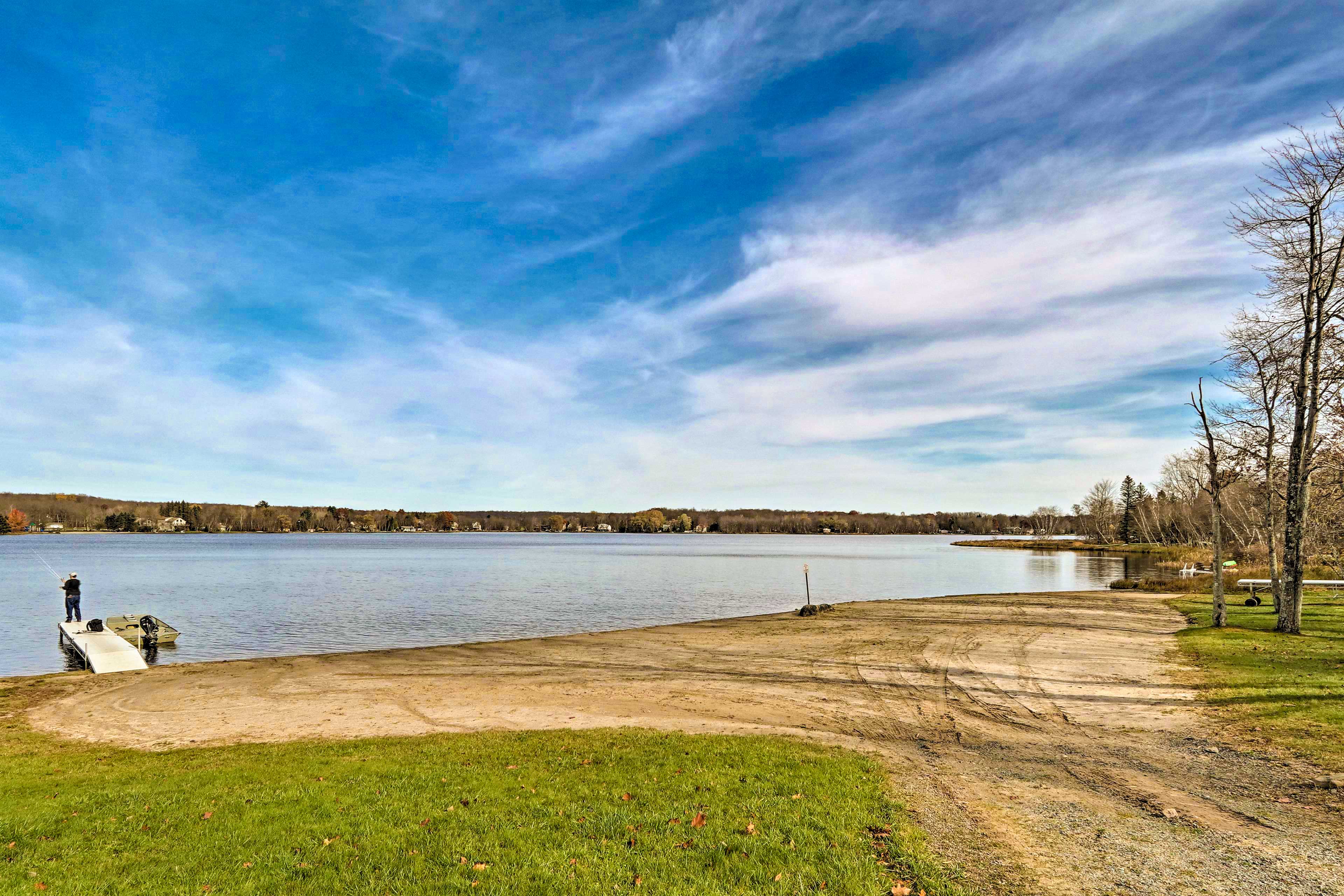 Family-Friendly Pocono Lake Cabin w/ Fire Pit!