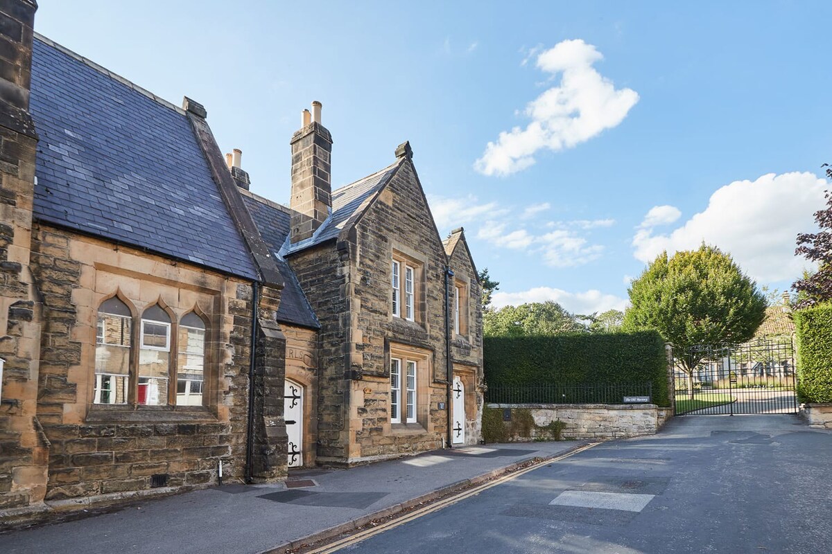 The Old School House, Pickering - Host & Stay