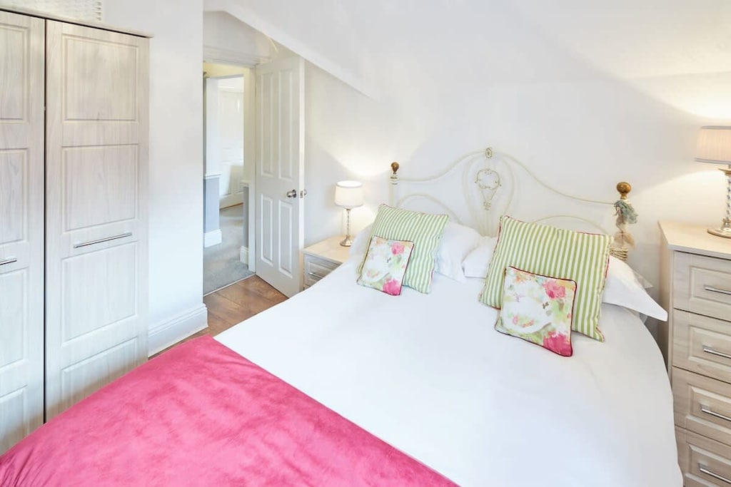 Park Place Apartment, Whitby - Host & Stay