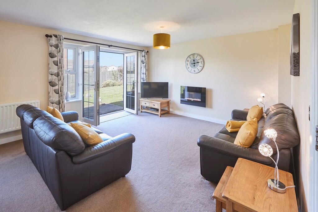Driftwood, Beadnell - Host & Stay