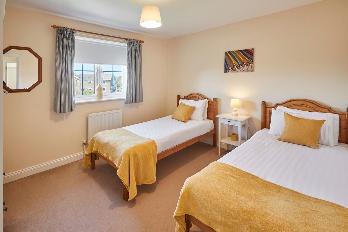 Driftwood, Beadnell - Host & Stay