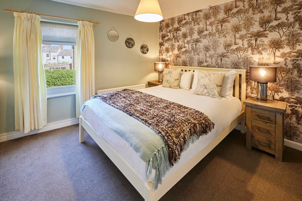 Hope Cottage, Whitby - Host & Stay