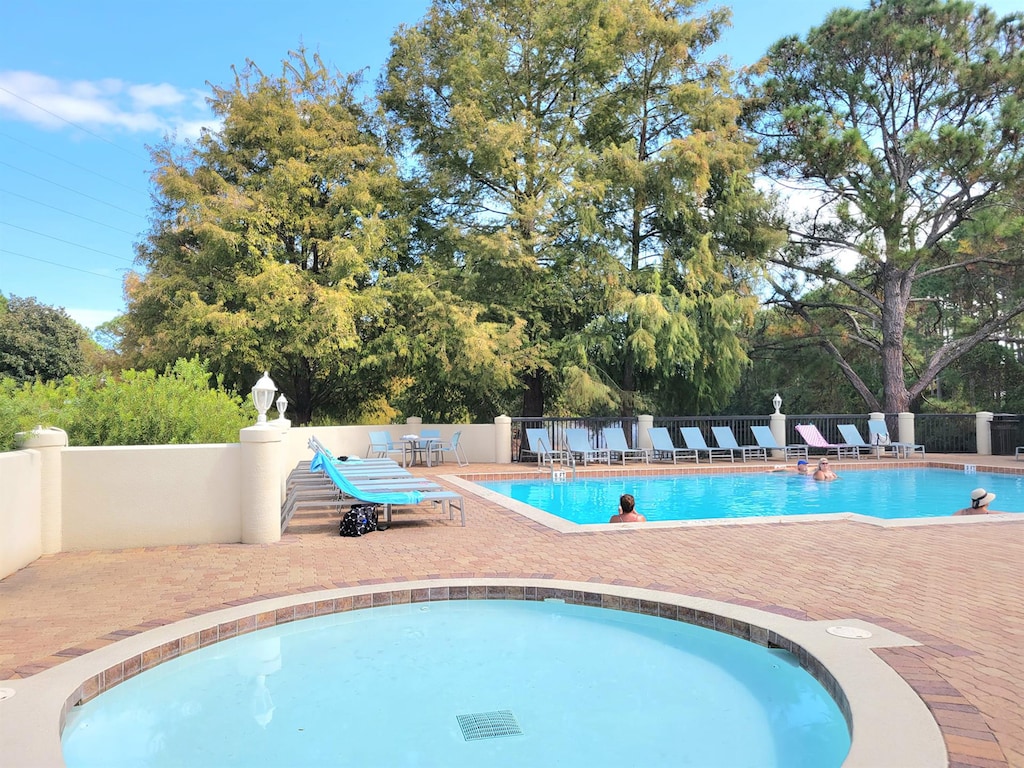 Linkside hot tub and pool